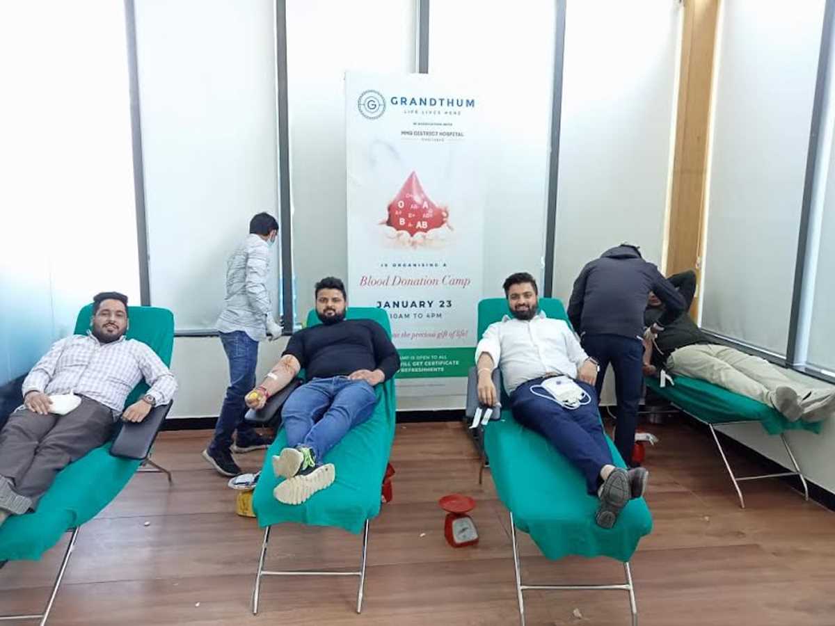 रक्तदान शिविर में लोगों ने उत्साह के साथ लिया हिस्सा